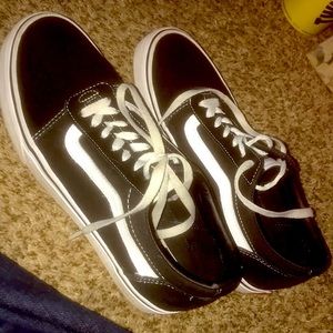 Women’s canvas low-top sneakers